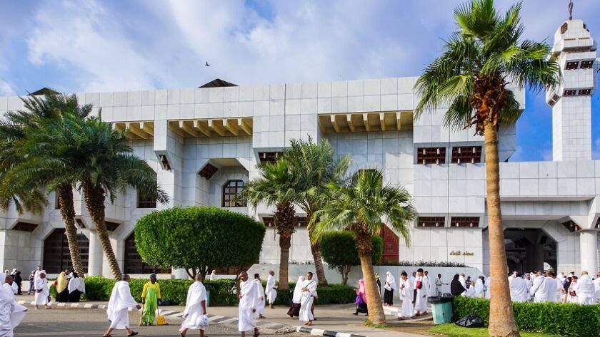 Pilgrims praying and reciting niyyah at Masjid Aisha before Umrah