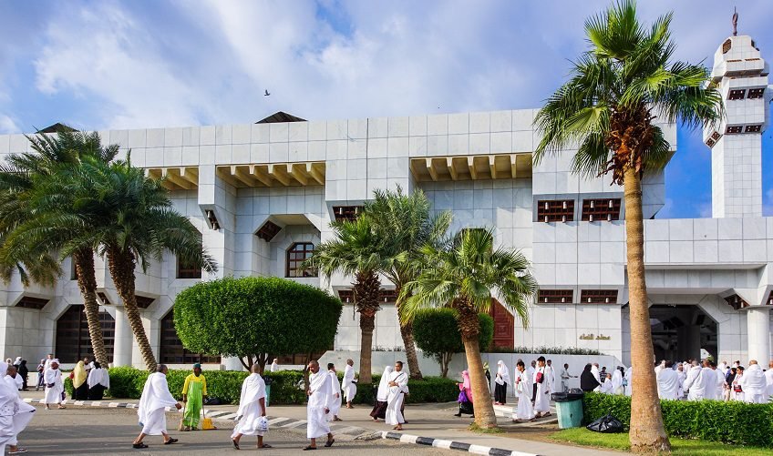Pilgrims praying and reciting niyyah at Masjid Aisha before Umrah